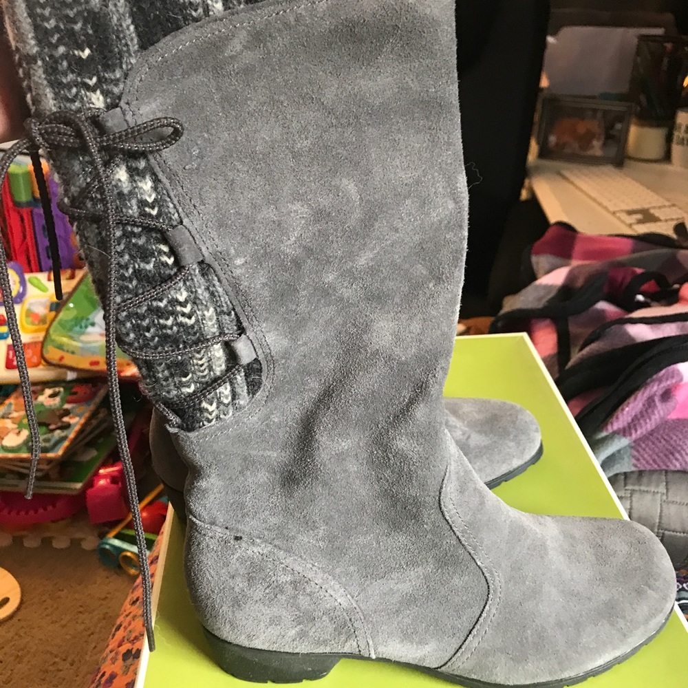Brand new naturalizer suede boots 9.5
